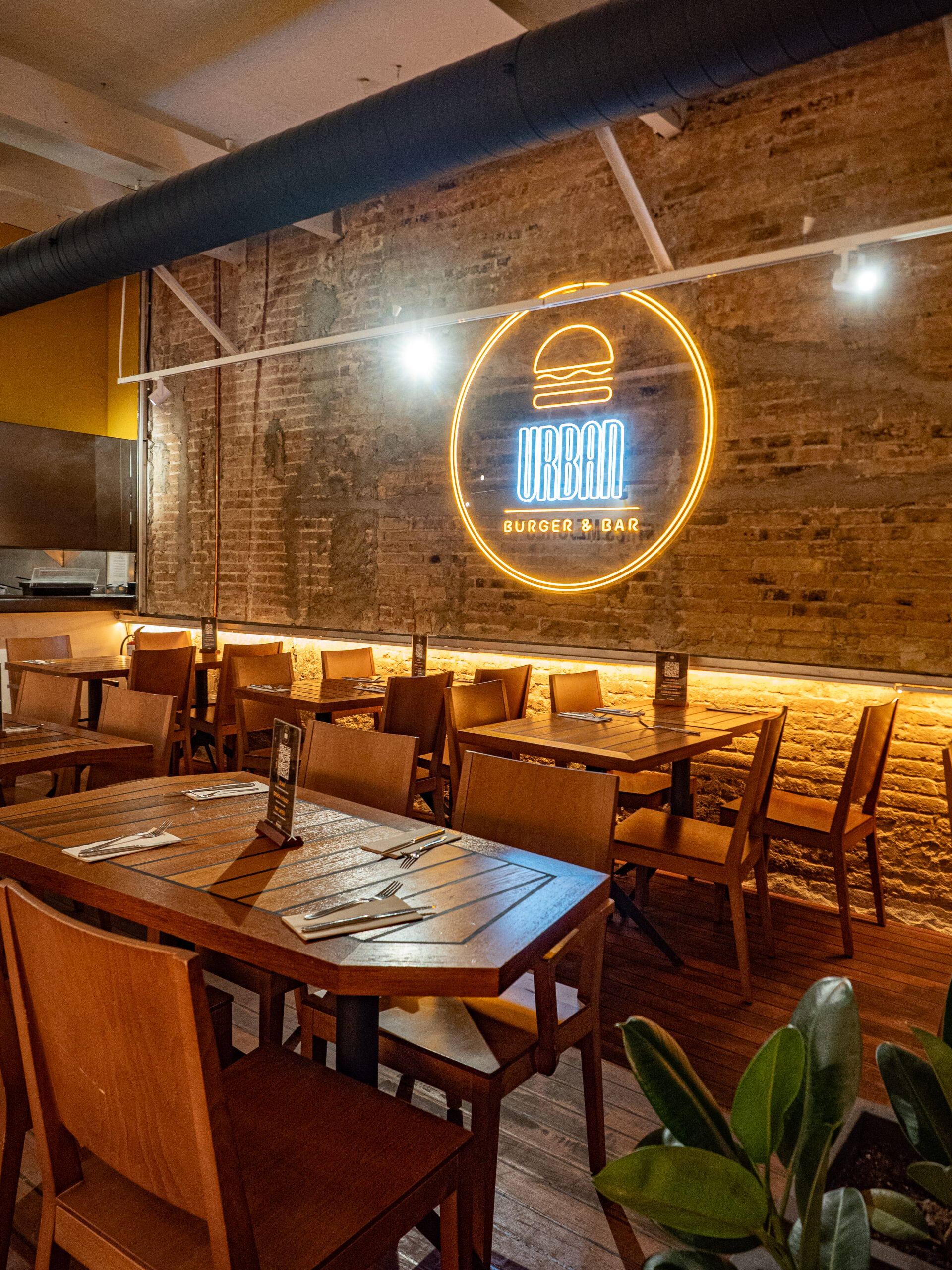 Urban Burger & Bar - Equipo y burgers