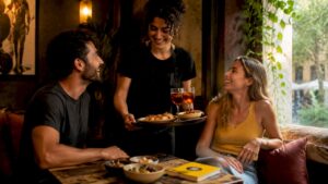 Ambiente animado con clientes que aprovechan la hora feliz después del trabajo en el restaurante.