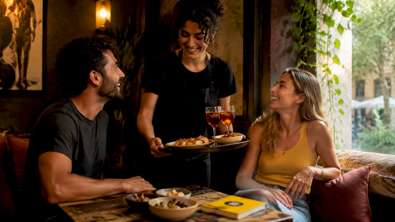 Ambiente animado con clientes que aprovechan la hora feliz después del trabajo en el restaurante.