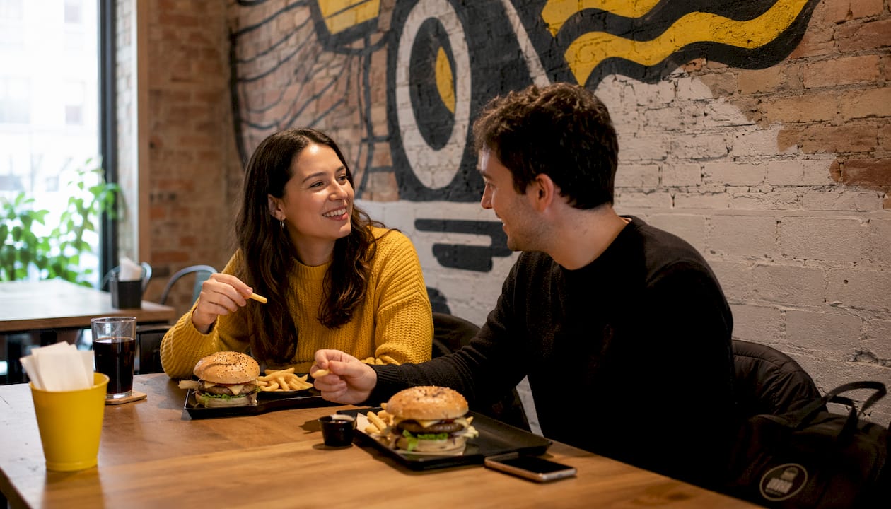 Clientes disfrutando de un ambiente distendido en Urbanburgerbar