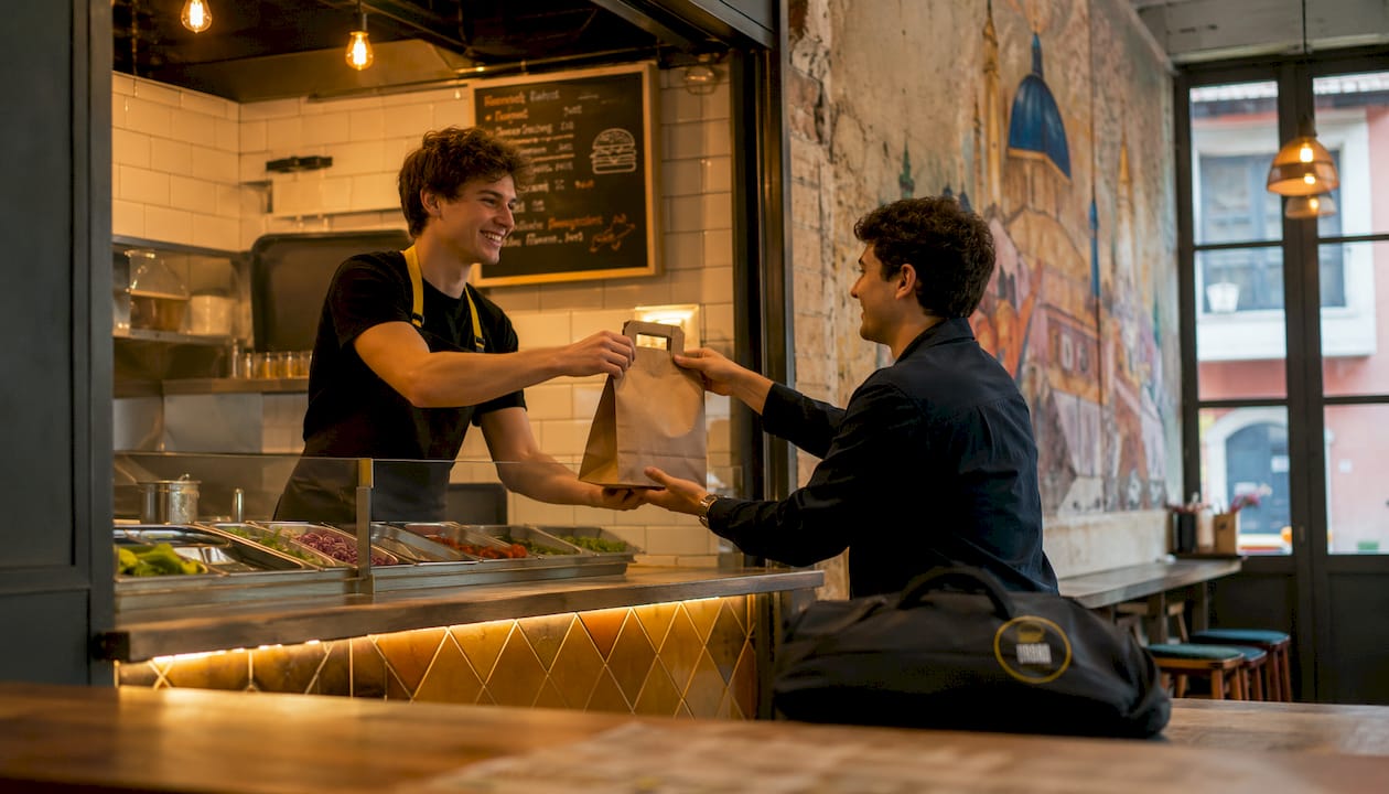 Servicio de comida para llevar en restaurante de cocina europea