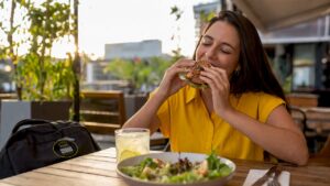 Mujer saboreando una comida informal en un restaurante