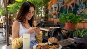 Un cliente realiza su pedido digitalmente en una hamburguesería.
