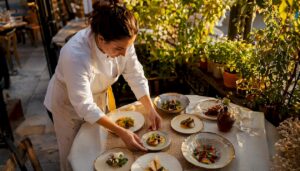 El chef presenta uno de los platos del menú degustación