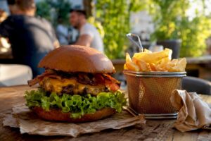 Disfruta de una hamburguesa gourmet preparada al momento en la barra del bar.