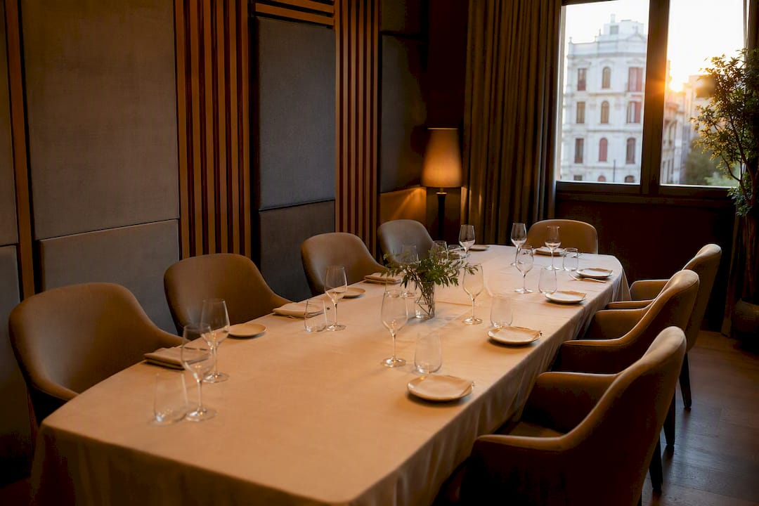 Comedor privado vacío con disposición de asientos