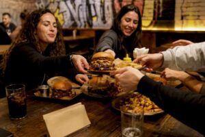 Grupo compartiendo hamburguesas artesanales en la mesa