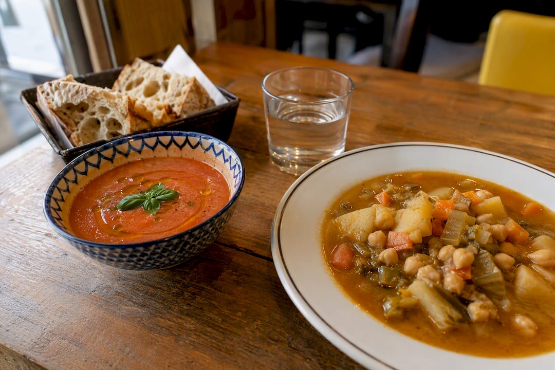 Platos de temporada del menú del día sobre la mesa