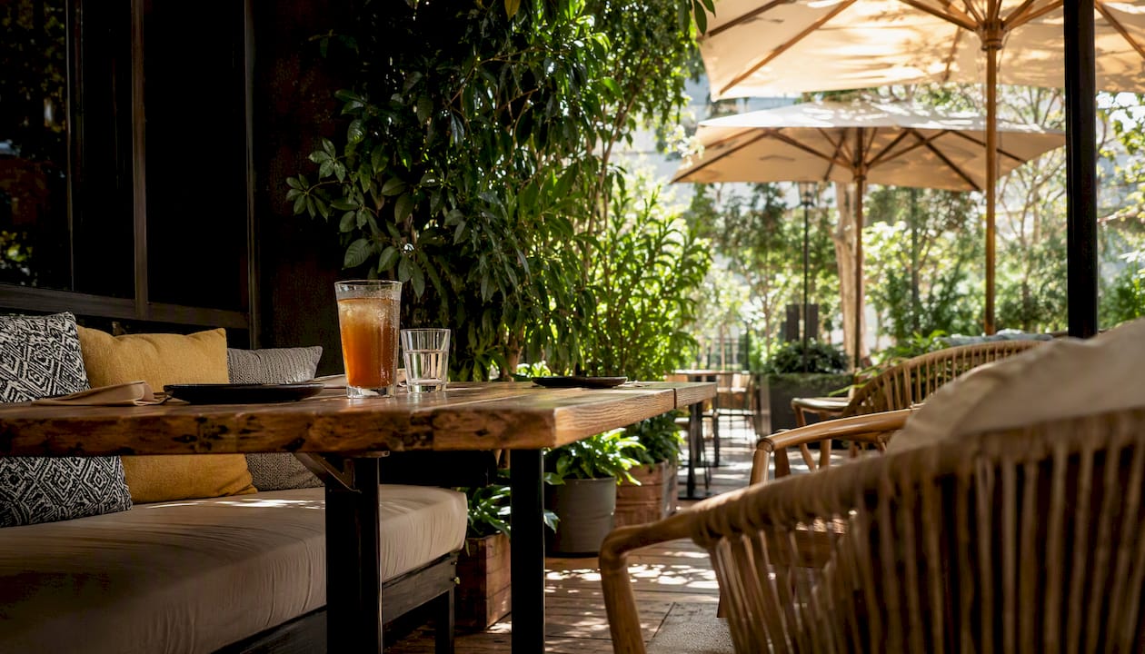 Mesa a la sombra en la terraza de un restaurante