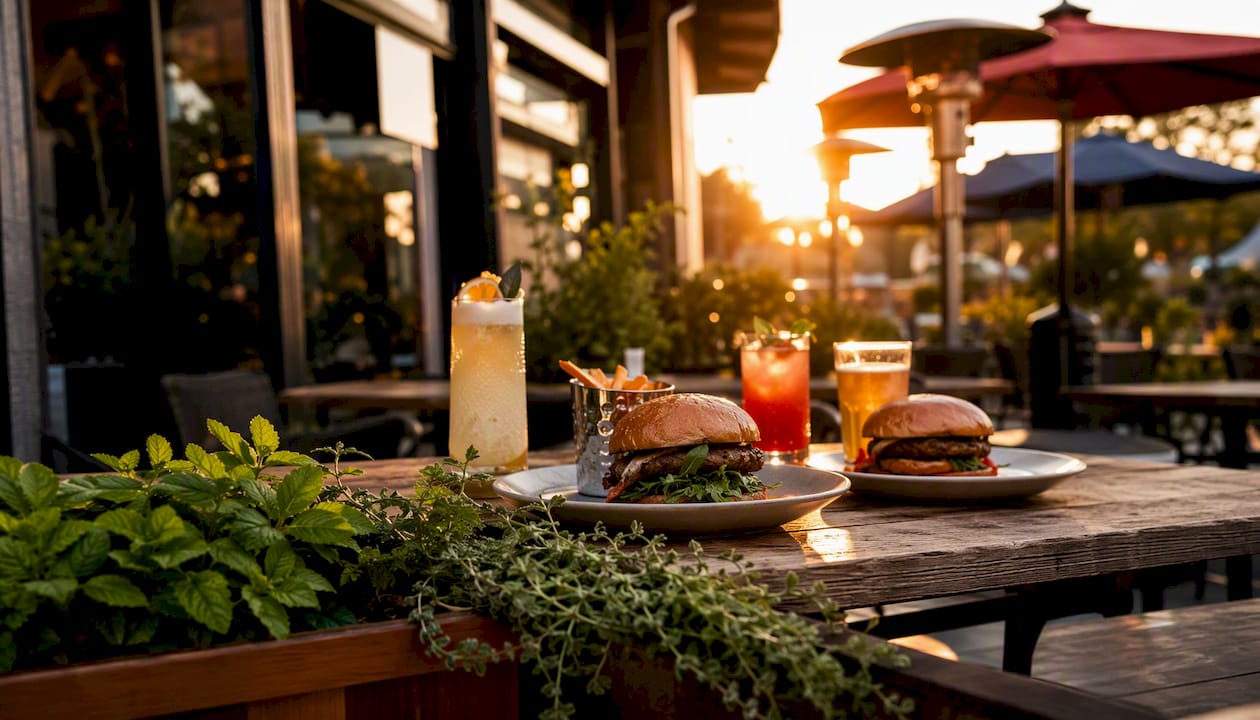 Terraza de restaurante en pleno centro, ideal para disfrutar de buena comida y bebidas al aire libre.
