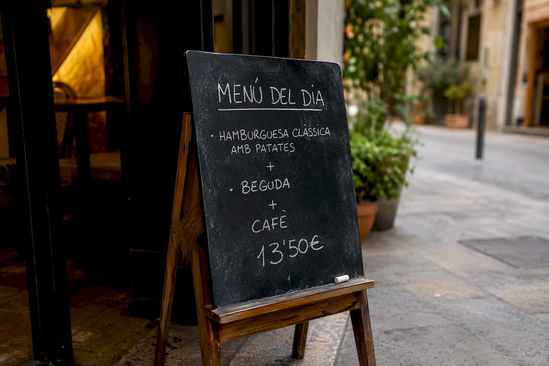Pizarra con el menú del día escrito a mano fuera del restaurante