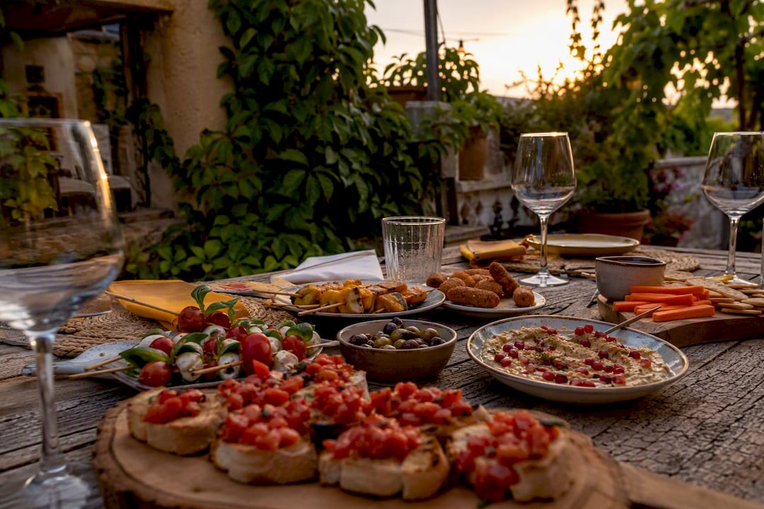Aperitivos en estantes dentro de un pequeño comedor