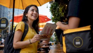 Una mujer pide una hamburguesa con batido en una cafetería americana.