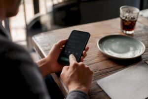 Persona agregando propina en la pantalla de la aplicación del teléfono