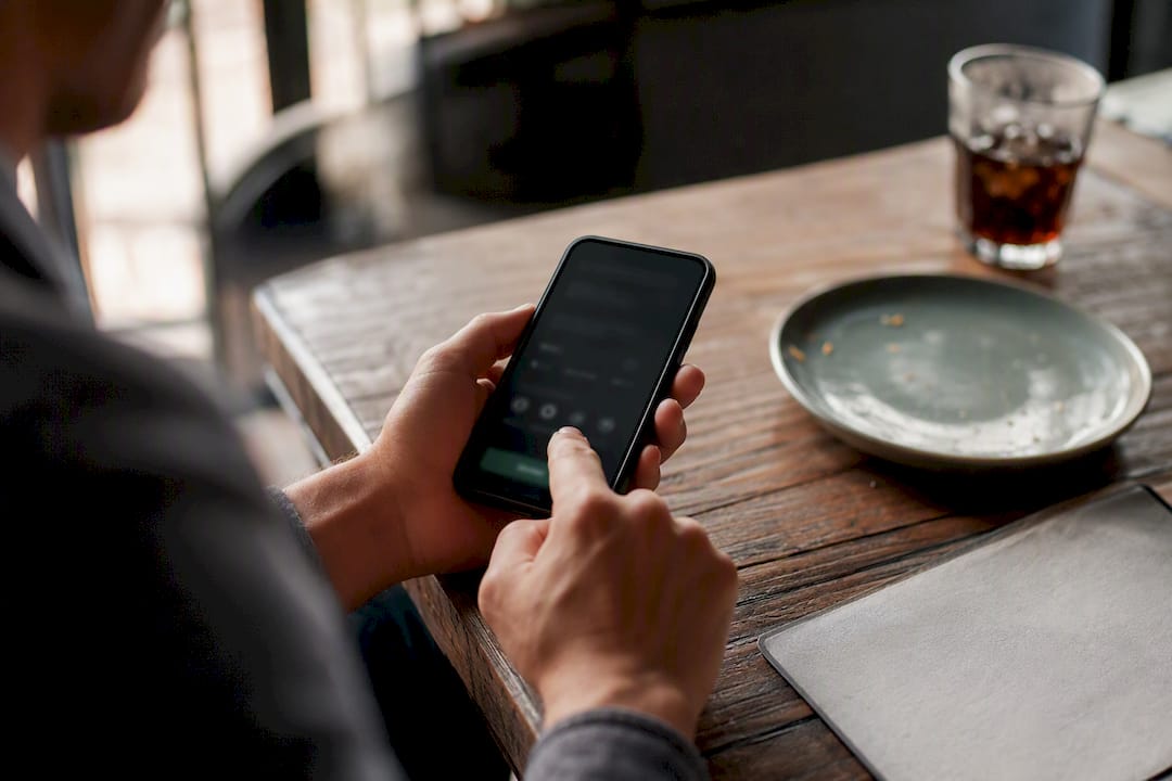 Persona agregando propina en la pantalla de la aplicación del teléfono