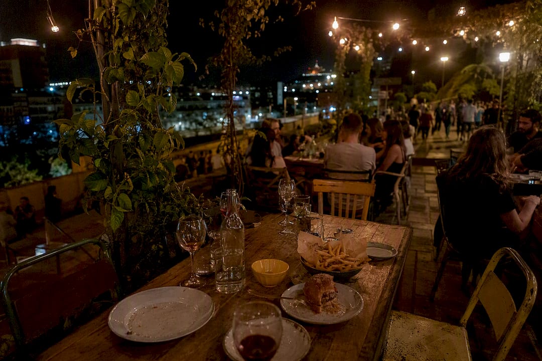 Mesa de restaurante al aire libre con hamburguesa en Poble Sec
