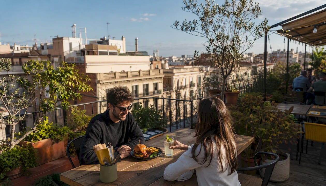 Menú típico de domingo con paella y una selección de tapas para compartir.