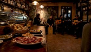 Disfruta de una selección de tapas acompañadas de música en directo de rumba en un bar típico de Barcelona.