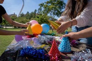 Manos escogiendo decoraciones para fiesta de cumpleaños