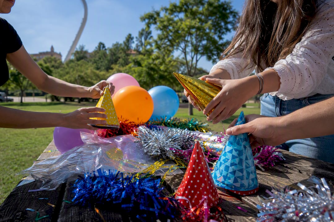 Manos escogiendo decoraciones para fiesta de cumpleaños