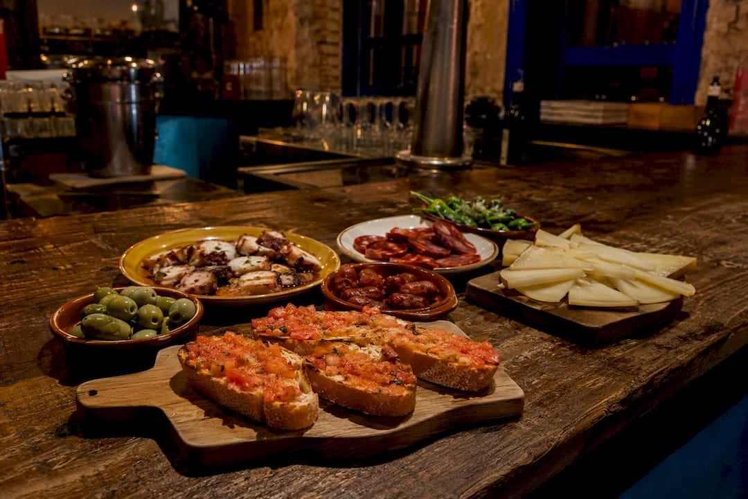 Platos de tapas dispuestos en la barra del bar