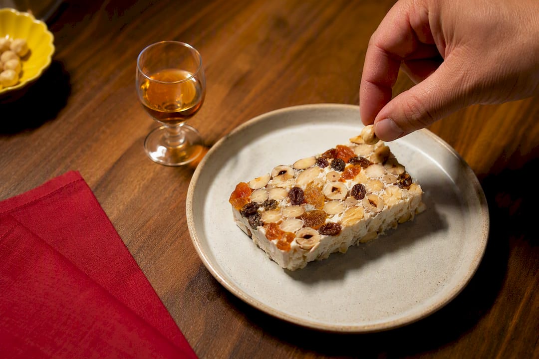 Postre de músic con frutos secos y vino