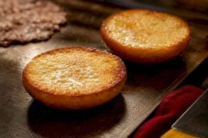 Pan de patata dorándose en plancha profesional