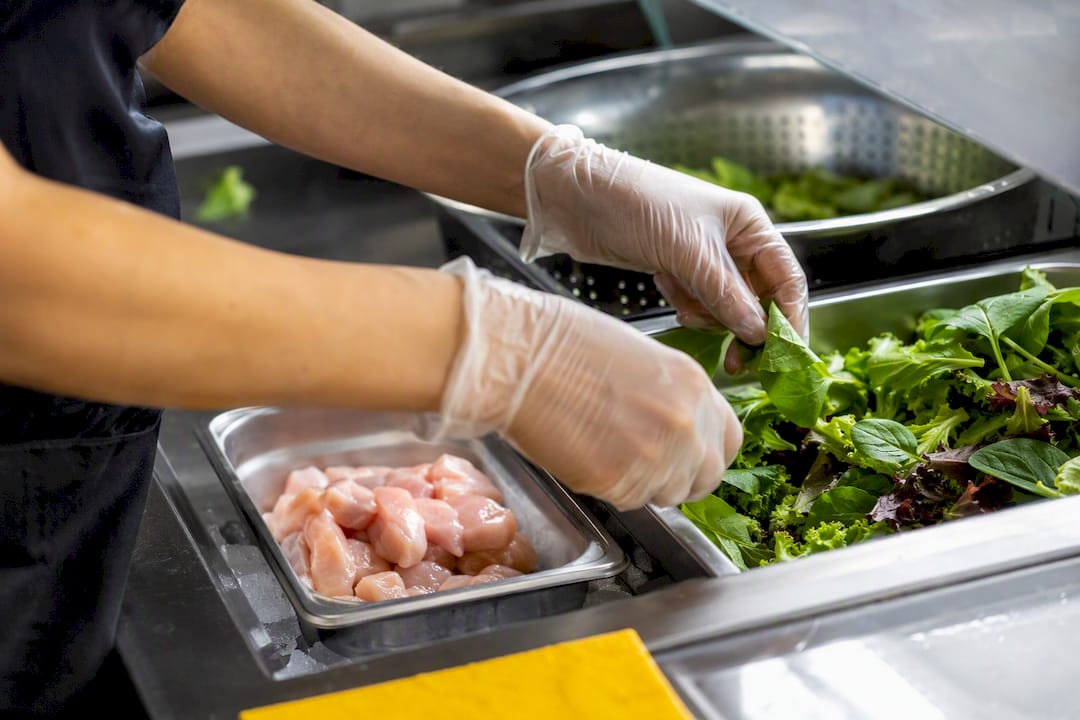 Verduras y proteína preparadas por separado