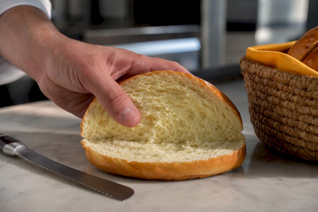 Muestra abierta de pan de patata recién hecho