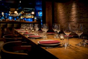 Sala lista para cena de empresa