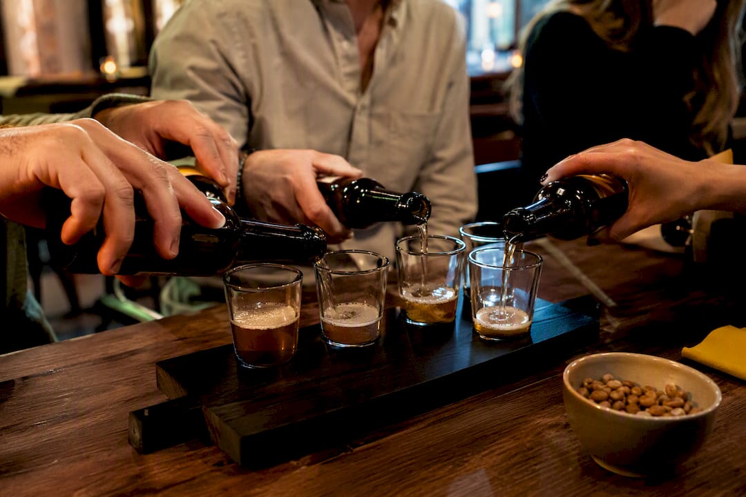 Degustación de cervezas durante cena corporativa