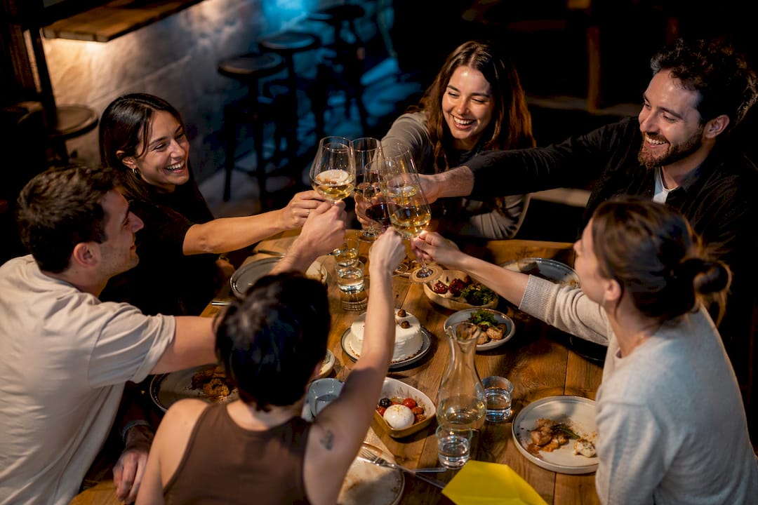 Grupo festejando un cumpleaños en un restaurante de ciudad