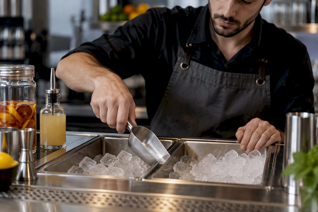 Separar el hielo de los ingredientes para cócteles