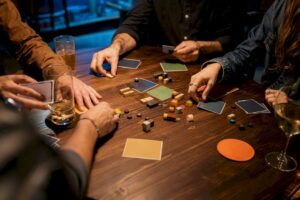 Grupo jugando a las cartas durante un afterwork