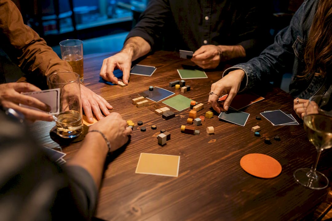 Grupo jugando a las cartas durante un afterwork
