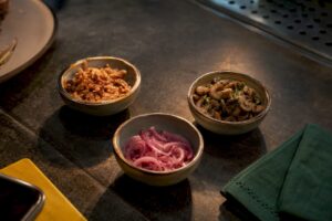 Tres guarniciones gourmet crujientes, ácidas y tibias