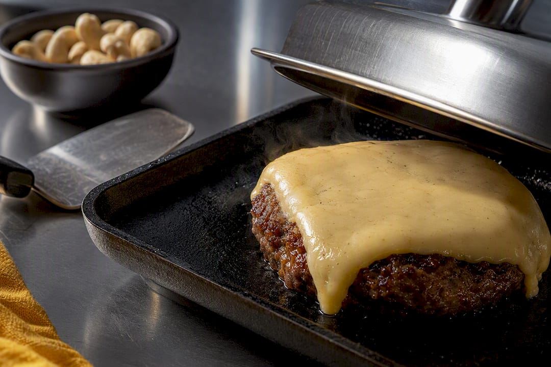 Queso vegano derritiéndose bajo una tapa