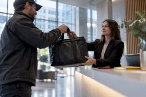 Entrega del menú sellado en la oficina