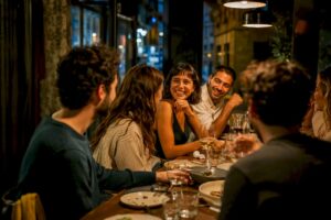 Grupo de amigos cenando en Barcelona