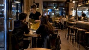 Cena nocturna en una hamburguesería