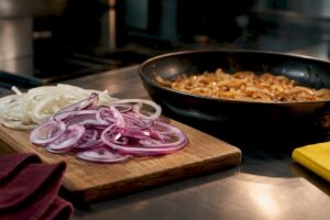 Cebolla cruda y caramelizada en la cocina