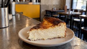 Porción de tarta de queso quemada en un bar de hamburguesas