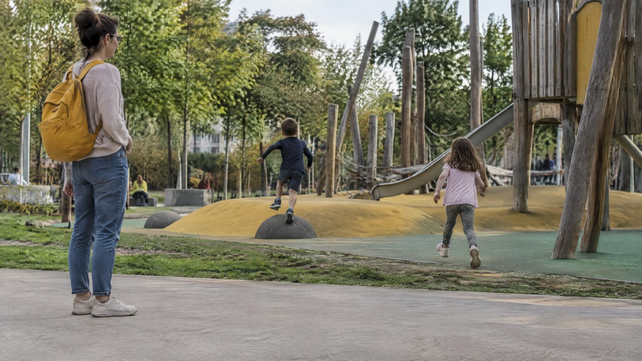 Niños jugando en el parque de Les Glòries