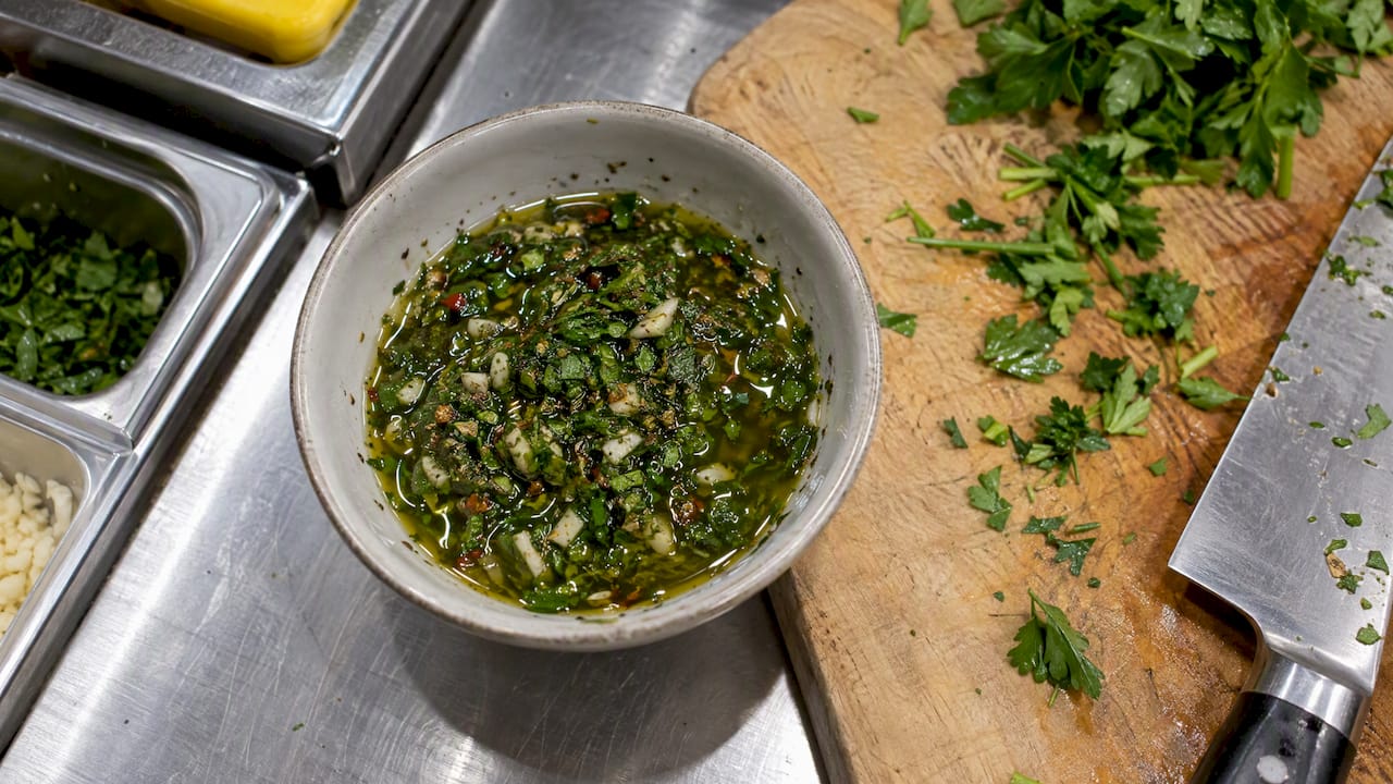 Tazón de chimichurri con hierbas y ajo