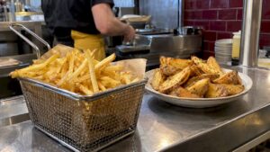 Patatas finas y gajos servidas en burger bar