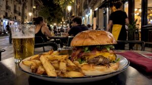 Hamburguesa servida por la noche en una terraza de Barcelona