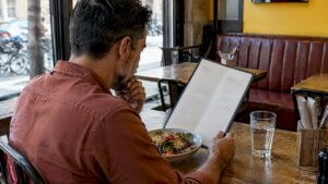 El cliente escoge un menú en una hamburguesería