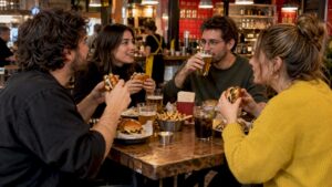 Un grupo disfrutando de hamburguesas en un bar