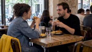 Una pareja comparte hamburguesas durante un almuerzo de sábado
