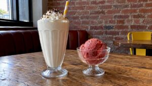 Batido y sorbete comparados sobre una mesa